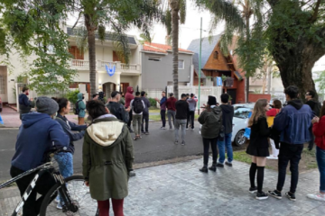 Escrache frente a la casa de Bordet