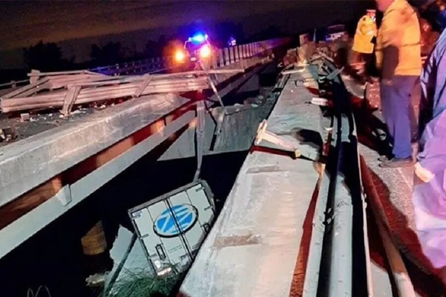 Palazo fatal en ruta 12: camionero perdió el control del vehículo y murió al caer desde un puente (localidad entrerriana)