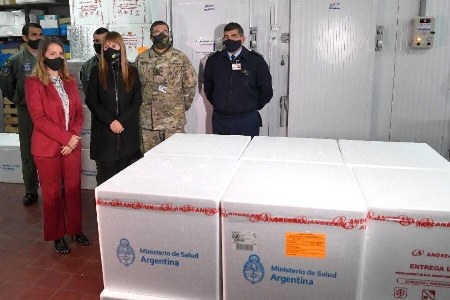 Stratta y Velazquez recibieron las 62.800 vacunas