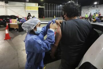 El Gobierno acelera la vacunación porque ve “probable una tercera ola” (dosis a Entre Ríos)