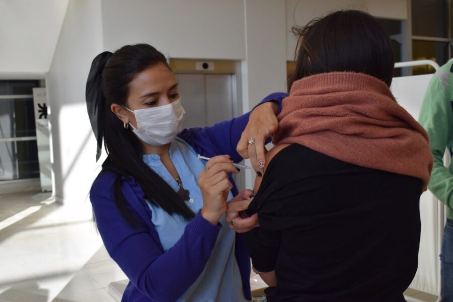 Vacunarán personas de 40 a 49 años sin factores de riesgo