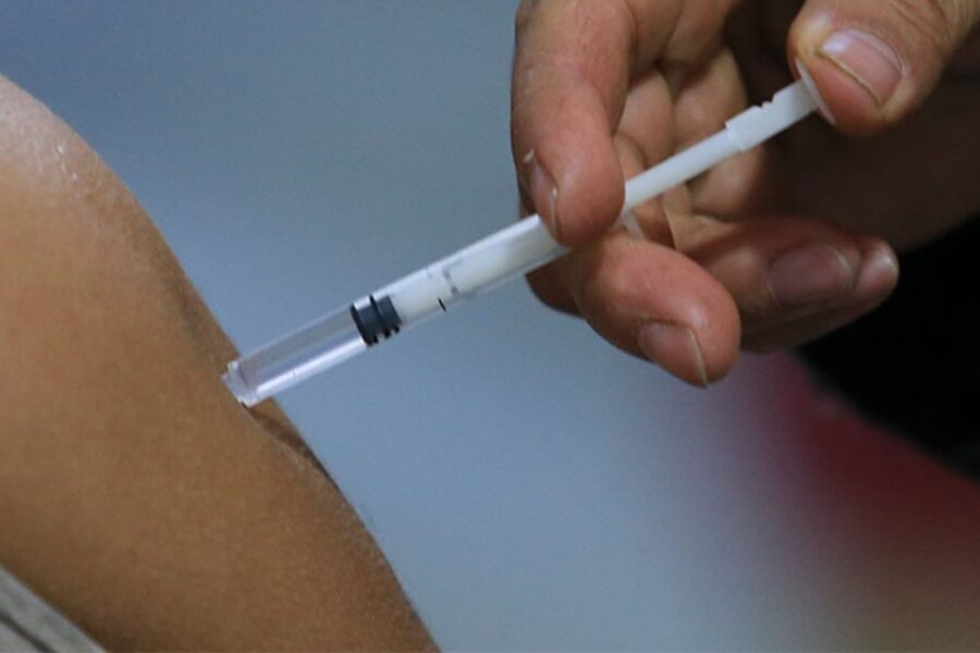 La vacunación a niños comenzaría en agosto