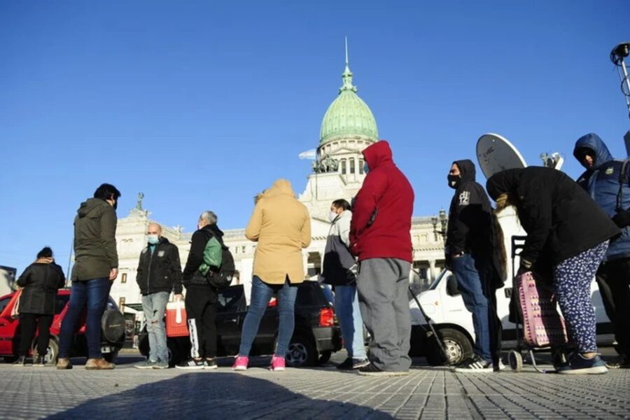 Nuevo “pescadazo” frente al Congreso para visibilizar la crisis por la bajante histórica del río Paraná