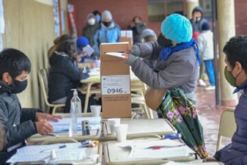 ¿Debo votar si di positivo o soy contacto estrecho?