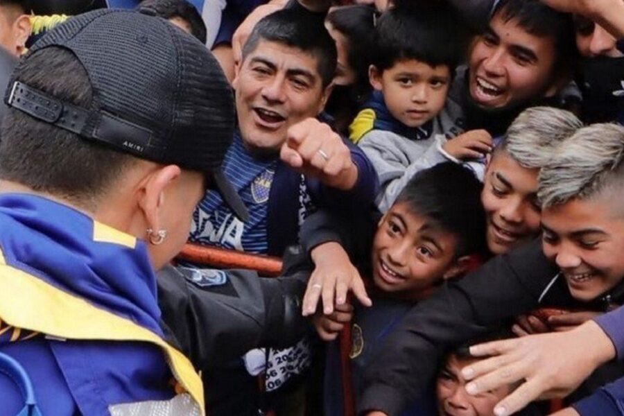 Locura en la llegada de Boca a Santiago del Estero: Marcos Rojo le regaló su tapabocas a un hincha (previo a enfrentar a Patronato)