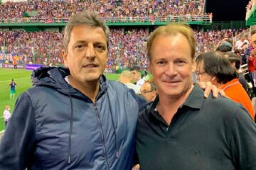 Bordet festejó el ascenso de Tigre abrazado a Sergio Massa