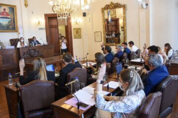 Se aprobó con fuertes cruces