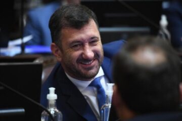 Clarín dice que Kueider se apartaría del kirchnerismo