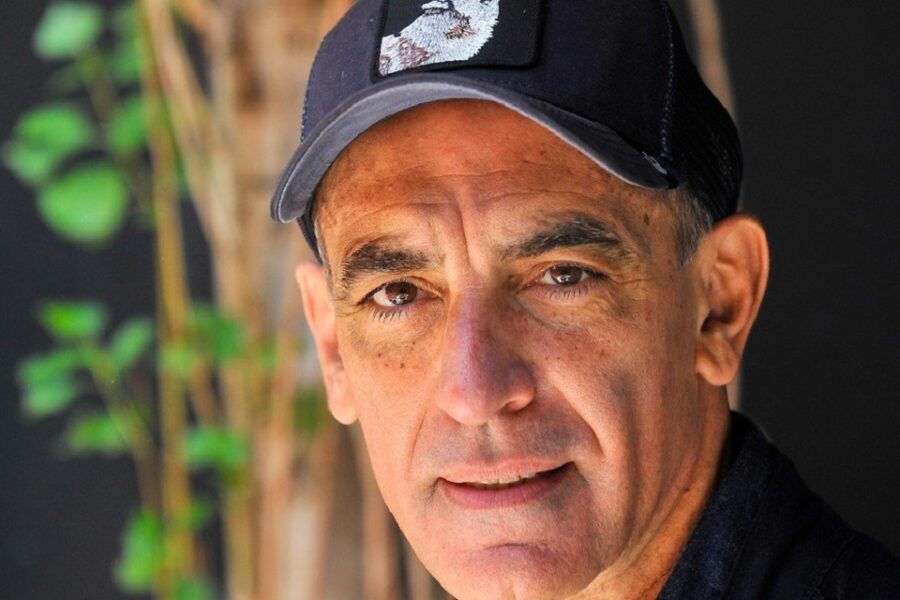 Mauricio Dayub: el día que dejó de pintar casas y de vender en colectivos y el viaje a Yugoslavia que le cambió la vida (actor entrerriano)