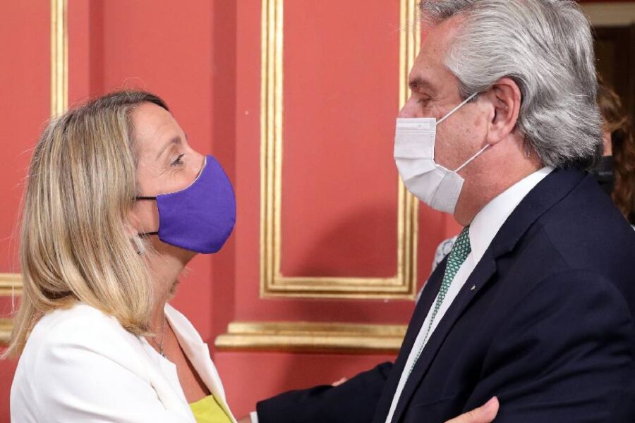 Laura Stratta suscribió el Consenso Fiscal 2022 con el presidente Alberto Fernández