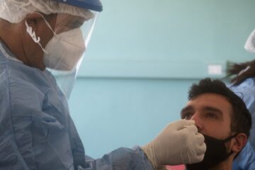 Coronavirus sin techo en Argentina: los contagios llegaron a 110 mil diarios y 6 de cada 10 testeos dan positivo (datos de Entre Ríos)