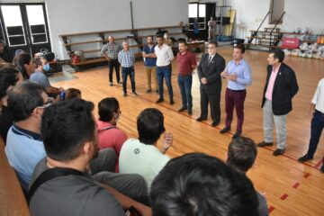 Entregan kits para promover el deporte en los barrios