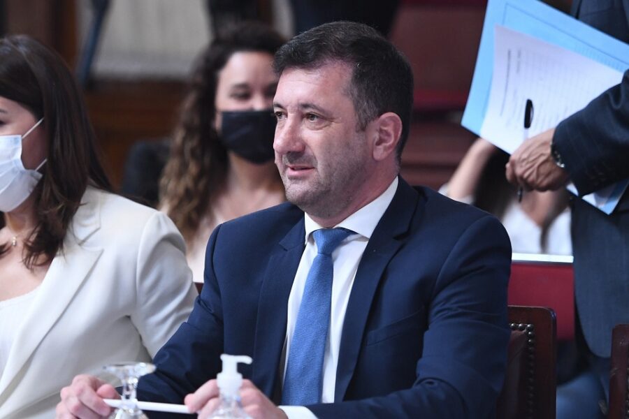 Kueider enfrente de Cristina