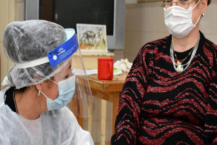 Para personas mayores y con discapacidad sí recomiendan el barbijo