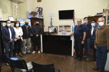 Entregaron un TV de 75 pulgadas a la Sala de Malvinas