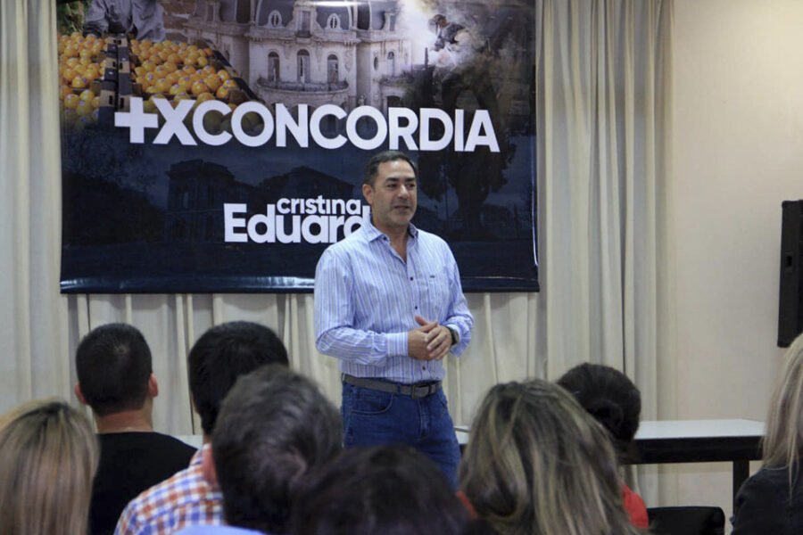 Dueño de una comparsa dice que es candidato de Frigerio