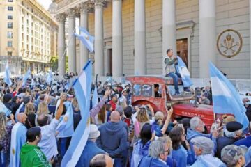(Mención a dirigente entrerriano) Con sus propias grietas, los productores llevaron los tractores a Plaza de Mayo