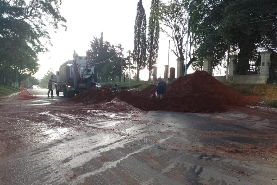 Reparación de redes de cloaca en Avda. Salto Uruguayo