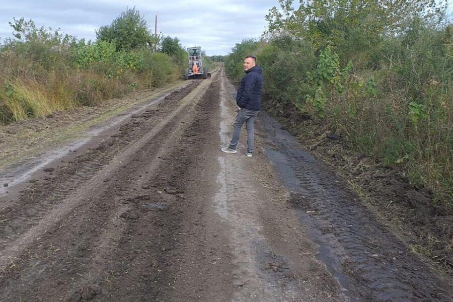 Acondicionan caminos rurales
