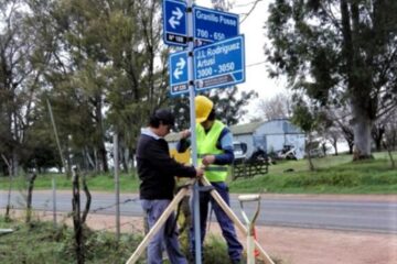 Continúa la colocación de cartelería urbana