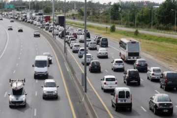 (Mención a Entre Ríos) Tránsito intenso en los ingresos a CABA con visibilidad reducida por neblinas y protestas: el mapa de los cortes