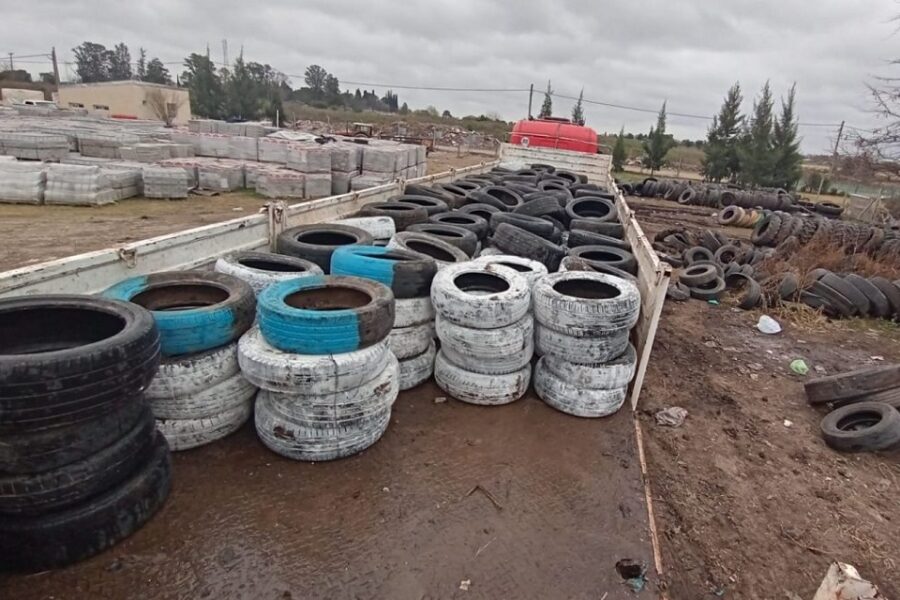 Trasladan neumáticos usados dispuestos en el Volcadero