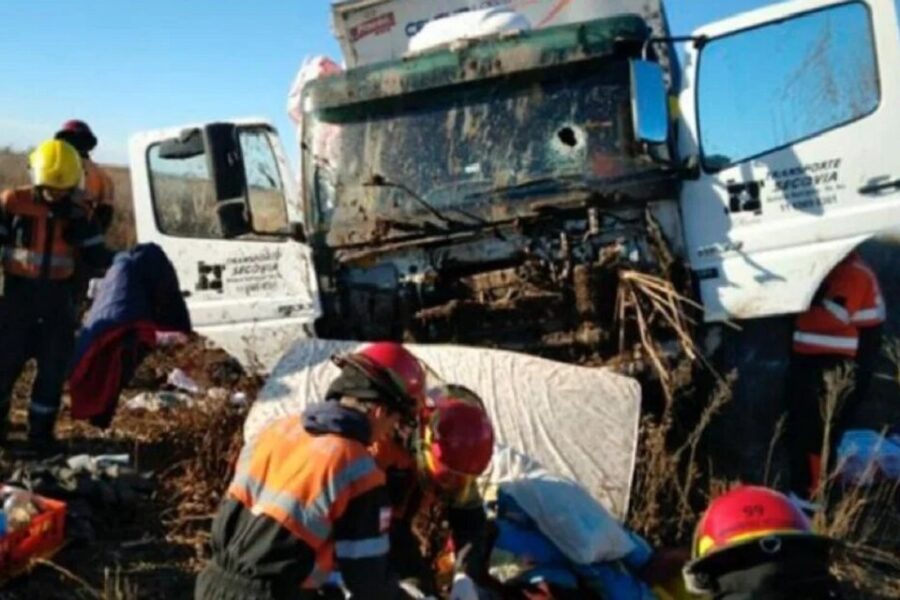 (Mención a cortes en Entre Ríos) Un camionero intentó atravesar un piquete de transportistas, lo atacaron con piedras y murió tras un vuelco