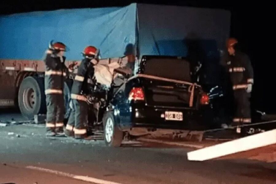 (Ocurrió en Entre Ríos) Murió una familia entera, entre ellos tres menores, tras chocar contra un camión parado en la banquina