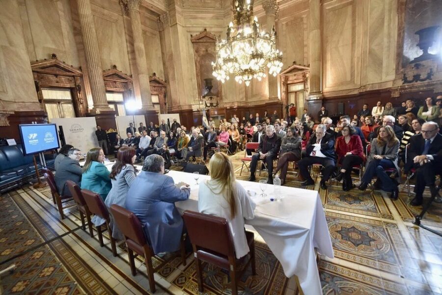 (Mención a senador entrerriano) Cristina Kirchner respaldada por legisladores oficialistas