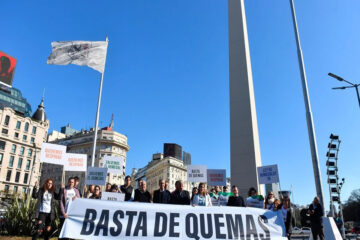 Los intendentes santafesinos protestaron en el Obelisco por las quemas en el Delta y pidieron presencia de fuerzas federales para prevenirla