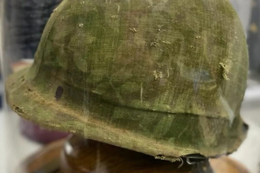 (En Entre Ríos) Malvinas: la emoción de la hija de un excombatiente tras recibir el casco de su padre de manos de un veterano británico