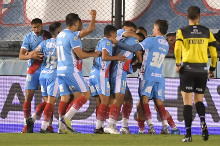 Arsenal se aseguró la permanencia y condenó a Patronato