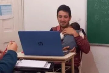 (Sucedió en Entre Ríos) Dictó clases con el bebé de una alumna en brazos y dejó estremecedora enseñanza para reflexionar