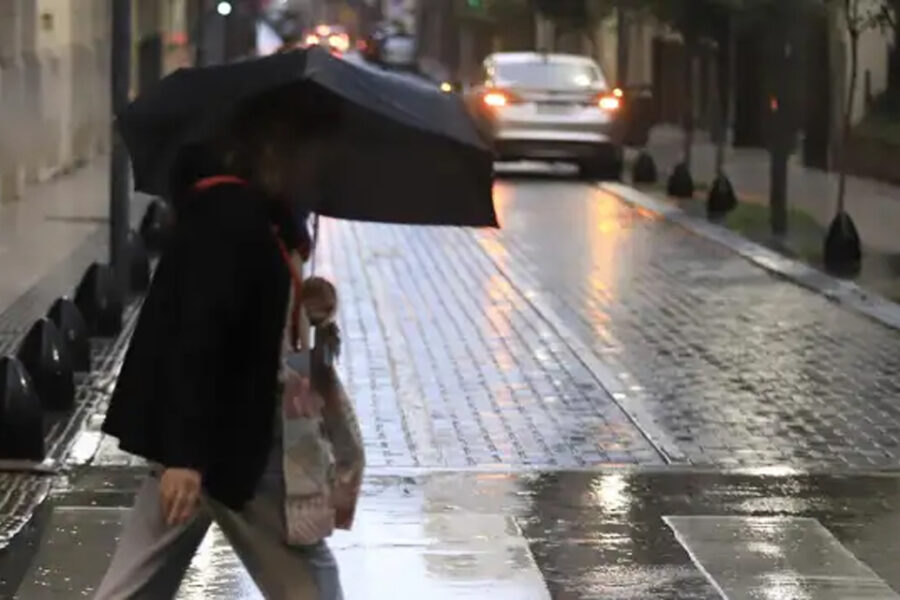 (Mención a Entre Ríos) Alerta amarilla por tormentas en ocho provincias, lluvias y calor en CABA y Conurbano