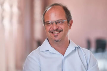 Disertará sobre el fortalecimiento de la democracia