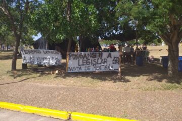 Protesta y acampe frente al municipio de Federación