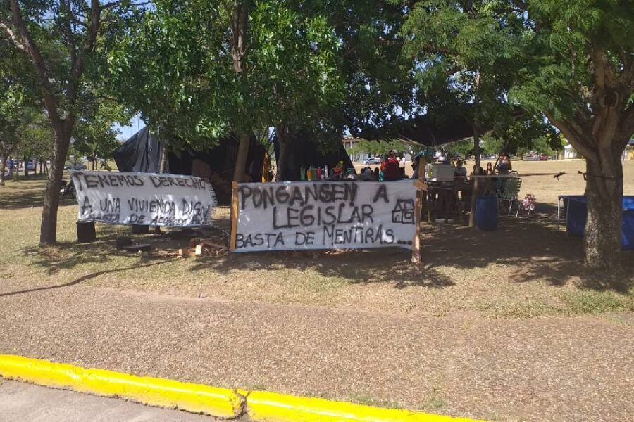 Protesta y acampe frente al municipio de Federación
