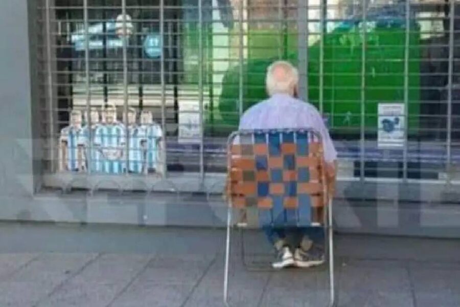 (Ocurrió en Paraná) El abuelo viral que miró todos los partidos de Argentina desde una vidriera recibió un gran regalo de Navidad