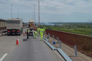 (Mención a Entre Ríos) Accidente fatal en Ruta 12: un camión cayó al vacío desde el puente Mitre y murió su conductor