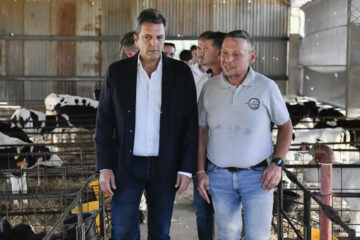 (Mención a Bahillo) Sergio Massa presentó en Villa María el programa de ayuda a productores lecheros
