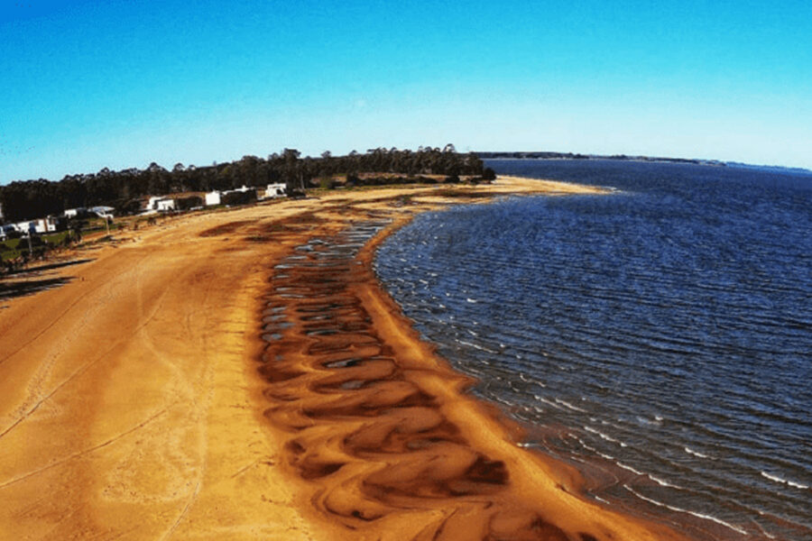 Escapada: el pequeño paraíso entrerriano que es “poco conocido” y ofrece solitarias playas para descansar en familia