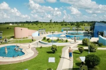 Escapada: el pueblito histórico de Entre Ríos que esconde un hermoso parque con termas