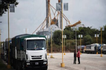 (Mención a Entre Ríos) Por la sequía, el ingreso de camiones con trigo cayó un 80{10b083c464b21a2e5b96ab7d1950c6efda5949816d8d4b699d6508628a11a647} en los puertos del Gran Rosario