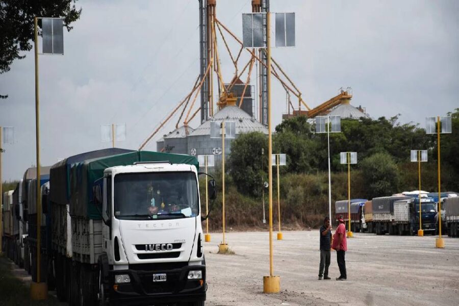 (Mención a Entre Ríos) Por la sequía, el ingreso de camiones con trigo cayó un 80{10b083c464b21a2e5b96ab7d1950c6efda5949816d8d4b699d6508628a11a647} en los puertos del Gran Rosario