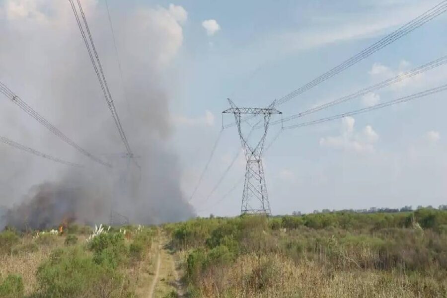 (Mención a Entre Ríos) Apagón: un incendio en una línea de alta tensión dejó sin luz a casi todo el país