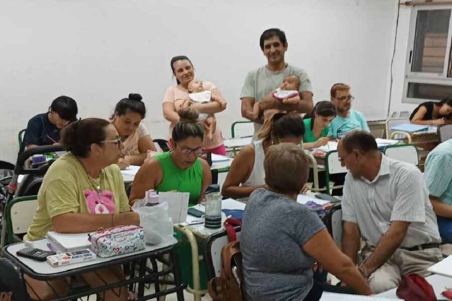 Profesor da clases mientras cuida los hijos de una alumna