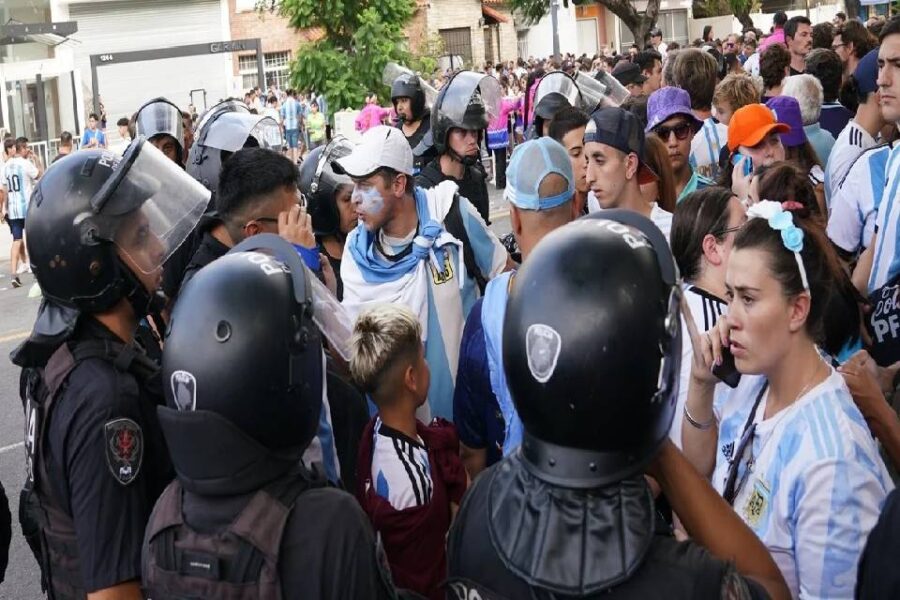 (Mención a Entre Ríos) El lado B de la fiesta de la Selección: la tristeza de la hinchas que compraron entradas truchas y se quedaron fuera