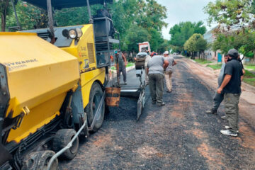 Avanza el asfaltado sobre calle Rivadavia