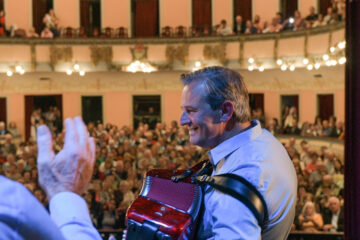 “Tenemos 10.000 candidatos y nosotros sí dejamos pegar a todos”