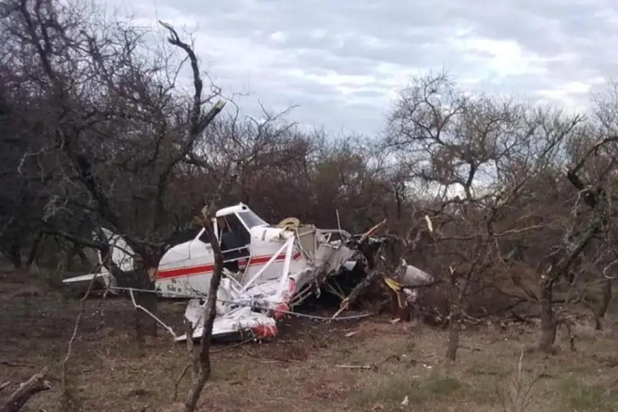 (En Entre Ríos) Un piloto de 70 años sobrevivió “de milagro” a un accidente, pero su avioneta quedó destruida
